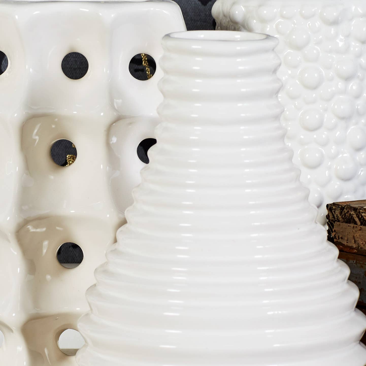 CosmoLiving by Cosmopolitan Assorted Ceramic Vases